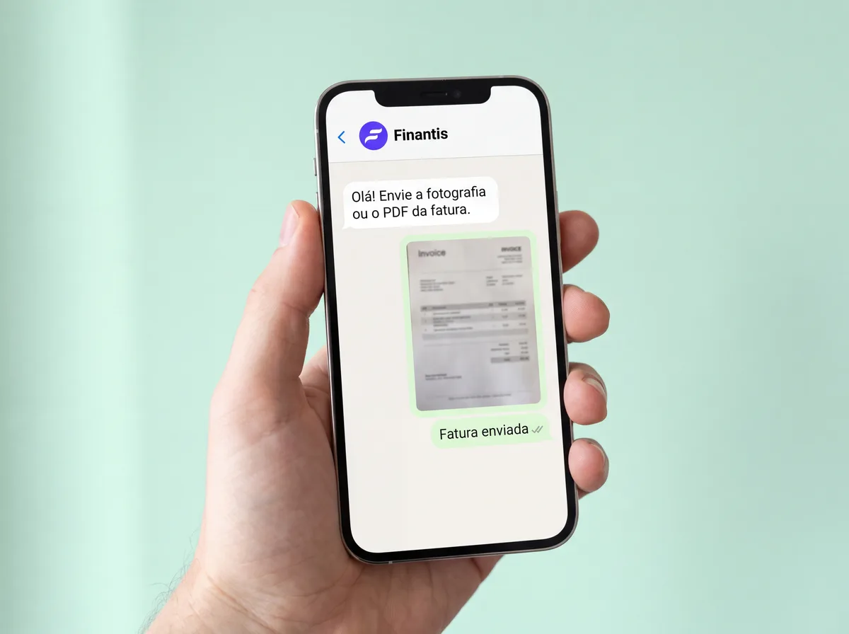 Mão a segurar um telemóvel a enviar, pelo WhatsApp, a fotografia de uma fatura para a Finantis